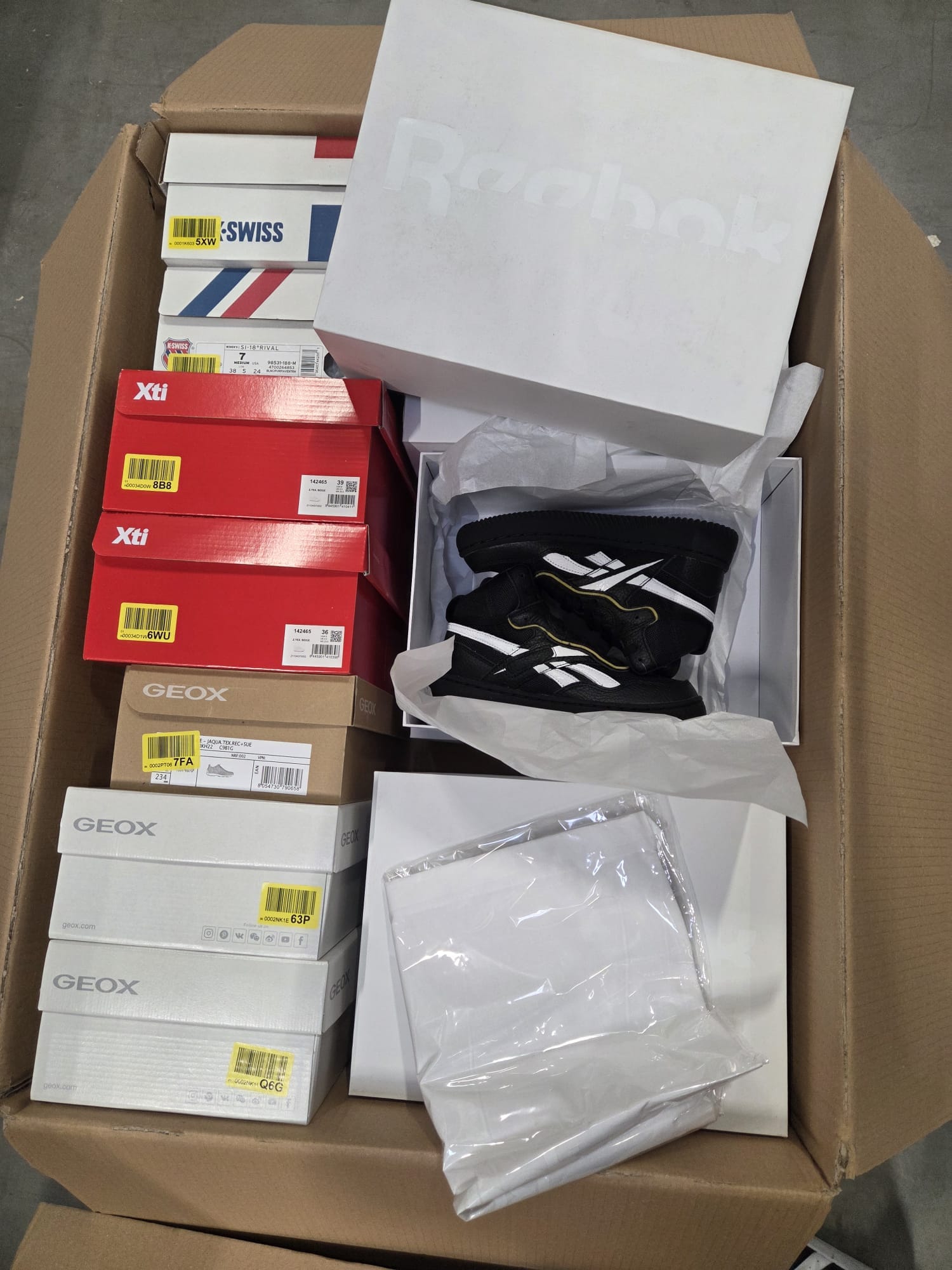 Big Quantity Brand names sneakers